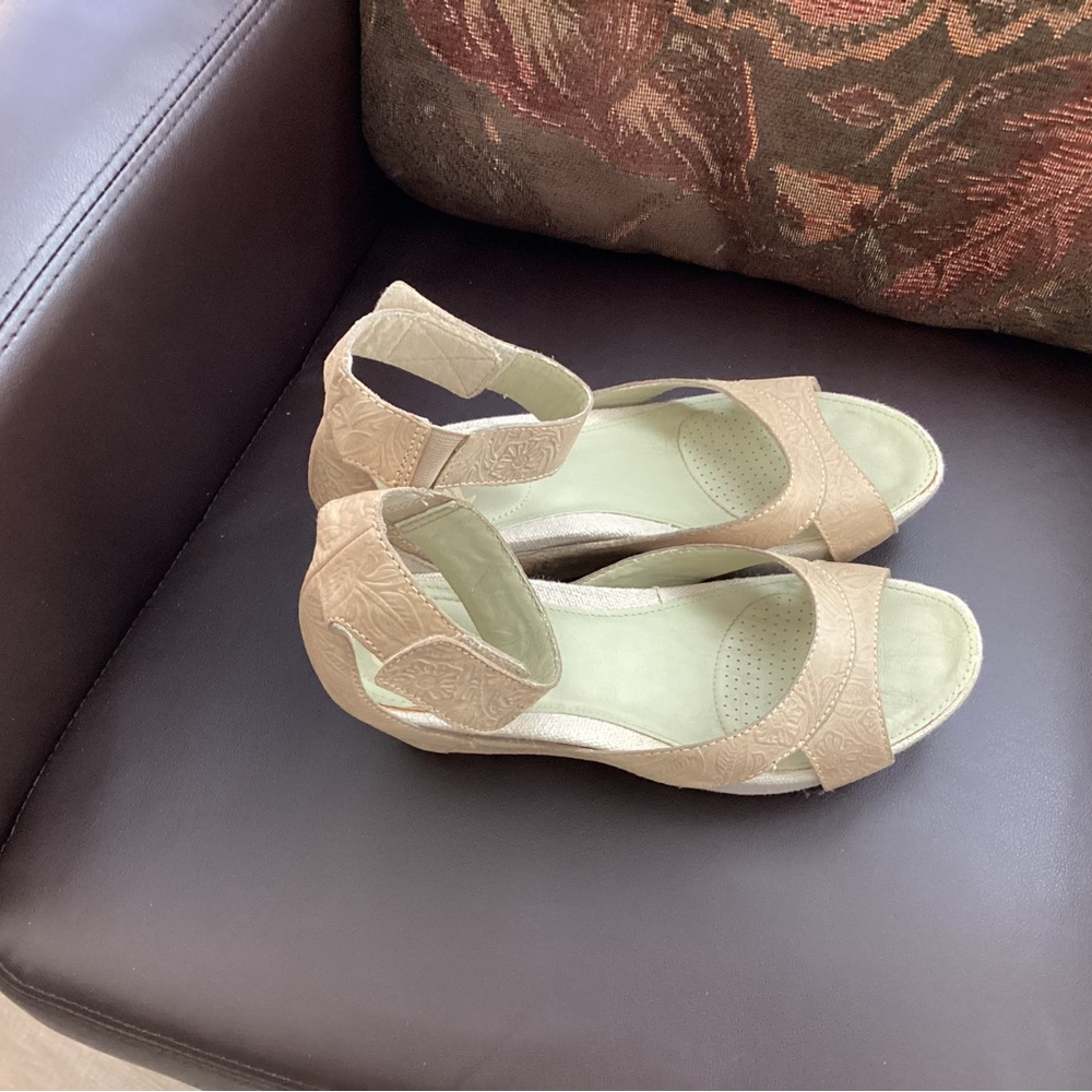 OTBT Elegant Tan Open-Toe women’s Shoes Hobart Leather wedge size 8.5 like new